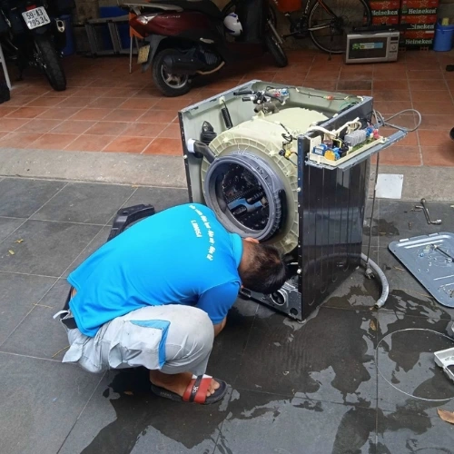 Kỹ thuật viên chuyên môn cao trong lĩnh vực sửa điện lạnh