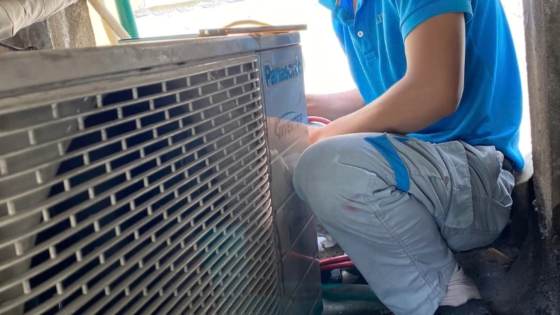 Kỹ thuật viên Điện Lạnh Việt bơm gas máy lạnh thực tế tại nhà khách hàng