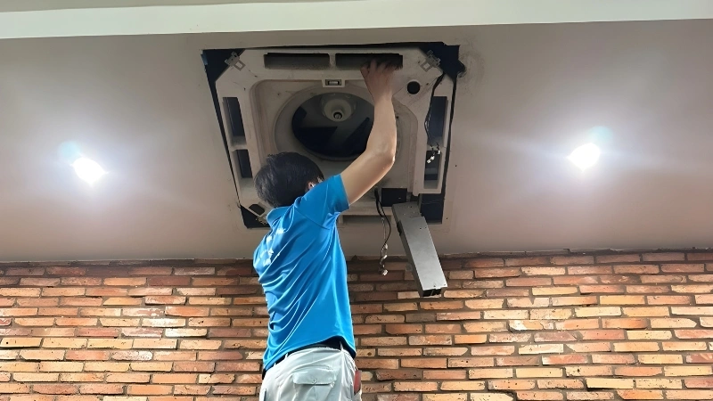 Đội ngũ Điện Lạnh Việt di dời máy lạnh tại nhà khách hàng