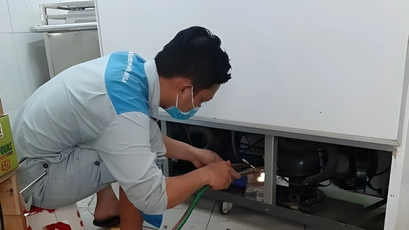 Kỹ thuật viên kiểm tra tủ lạnh không lạnh tại nhà khách