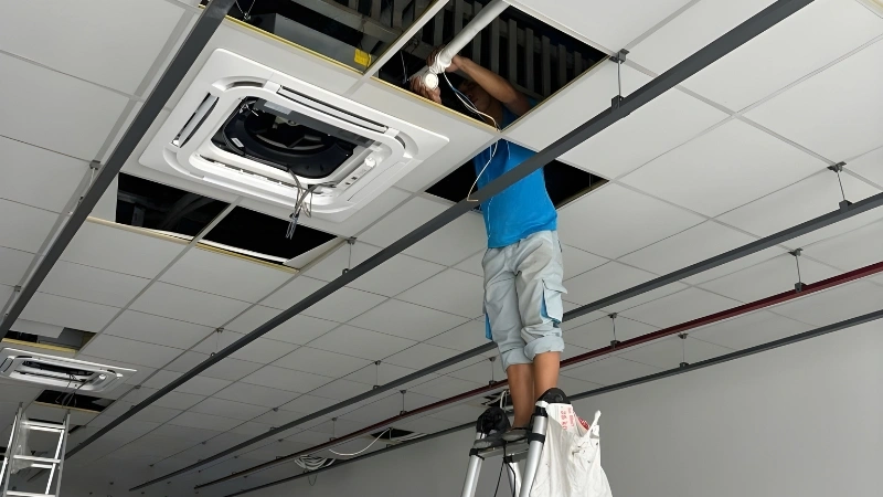 Kỹ thuật viên Điện Lạnh Việt bảo trì máy lạnh âm trần tại TP.HCM