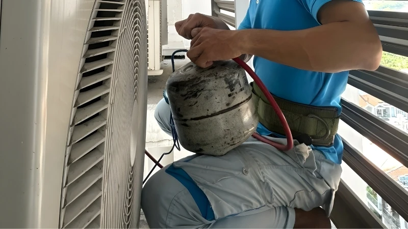 Kỹ thuật viên chuyên nghiệp của Điện Lạnh Việt đang bơm gas cho máy lạnh