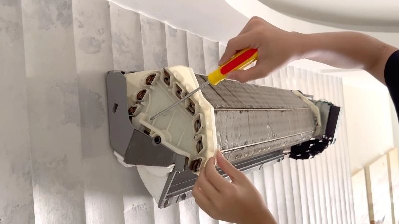 Kỹ thuật viên lắp đặt máy lạnh