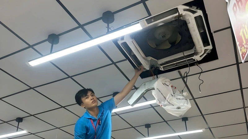Đội ngũ Điện Lạnh Việt đến tận nơi để sửa máy lạnh cho khách hàng