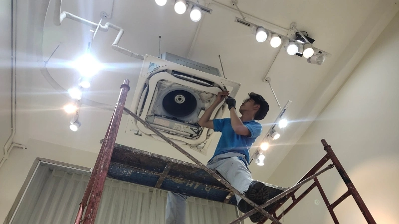 Kỹ thuật viên tháo máy lạnh