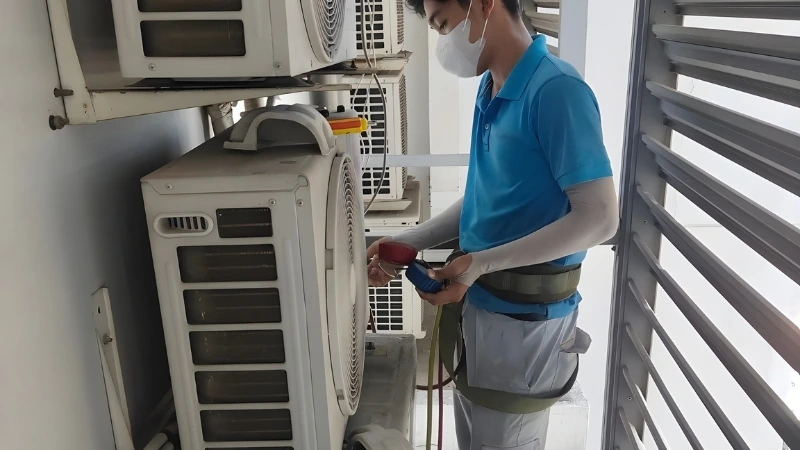 Kỹ thuật viên vệ sinh máy lạnh tại nhà khách hàng