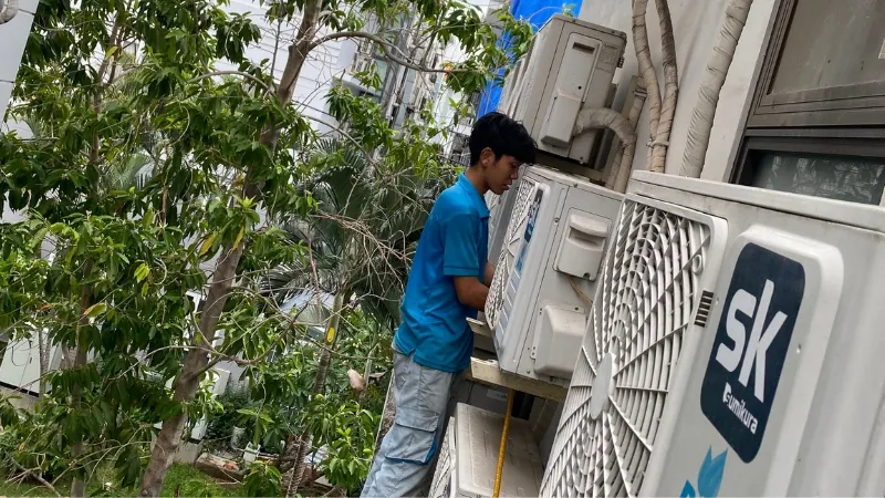 Thực hiện nạp gas bổ sung cho máy lạnh giúp làm lạnh hiệu quả hơn tại Điện Lạnh Việt