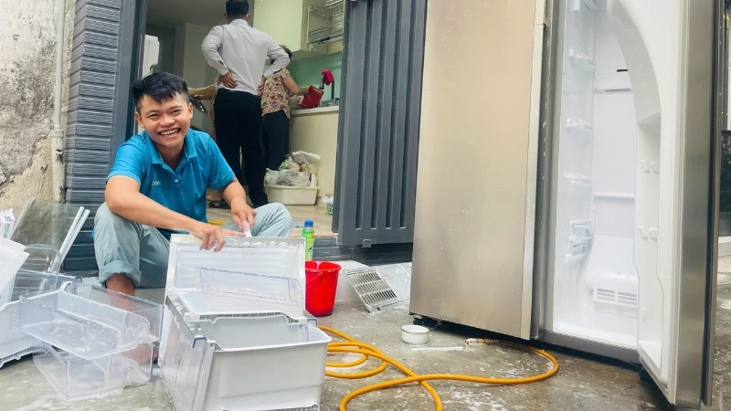 Thợ sửa tủ lạnh tại nhà khách hàng ở TP.HCM