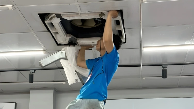 Thợ vệ sinh máy lạnh âm trần