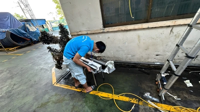kỹ thuật viên vệ sinh máy lạnh thực tế